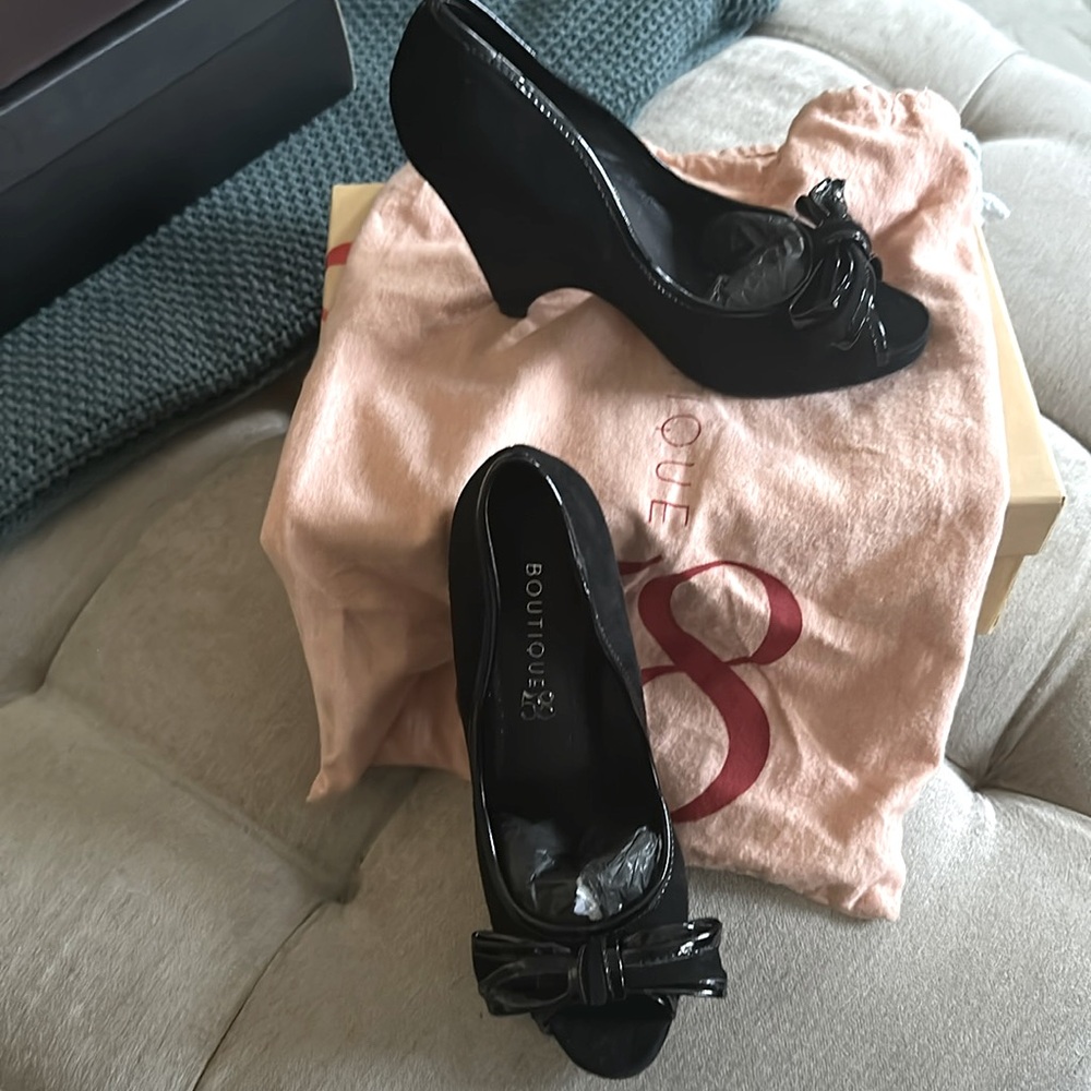 Boutique 58 “Ribbon” Suede Pump